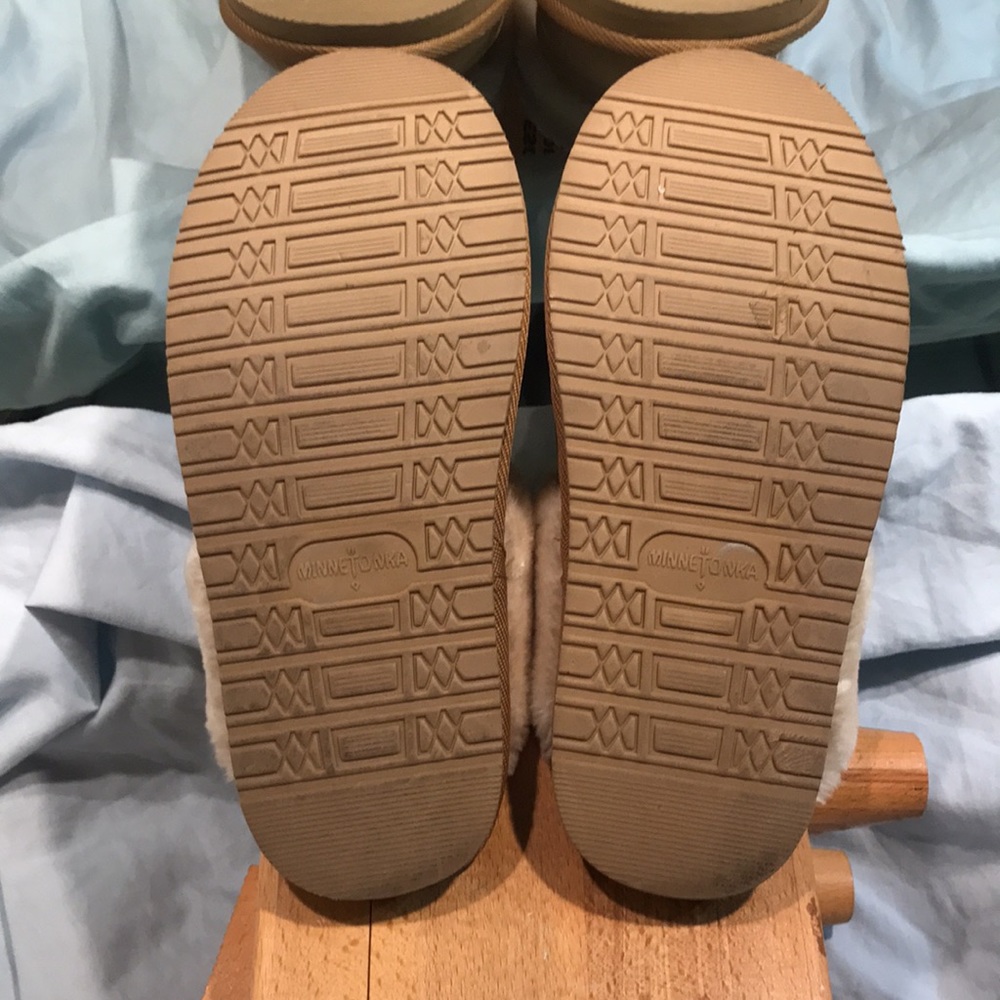 Minnetonka womens  8/M leather upper slippers final markdown no offers - Picture 11 of 12